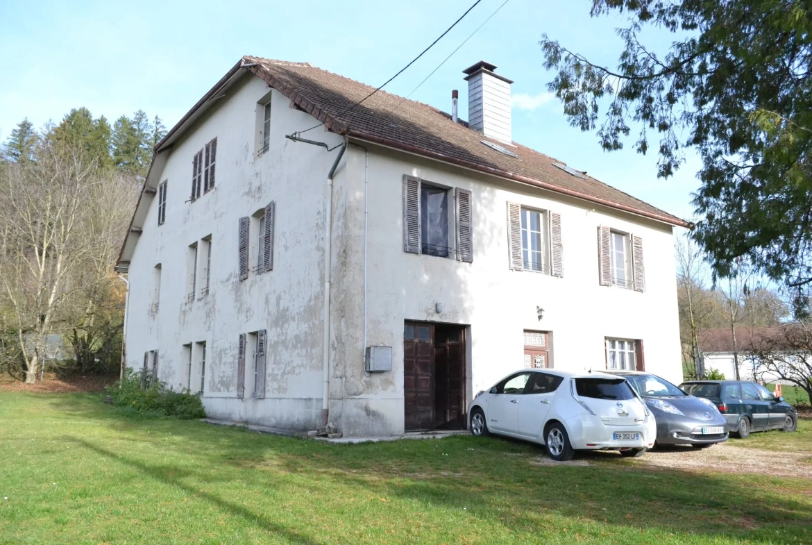 Grand immeuble à Soucia avec potentiel pour hôtel ou résidence 