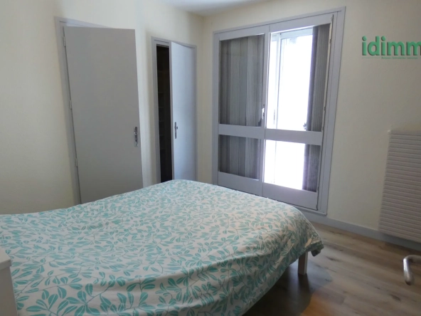 Appartement T3 rénové avec terrasse, parking sécurisé et cave à Aurillac 