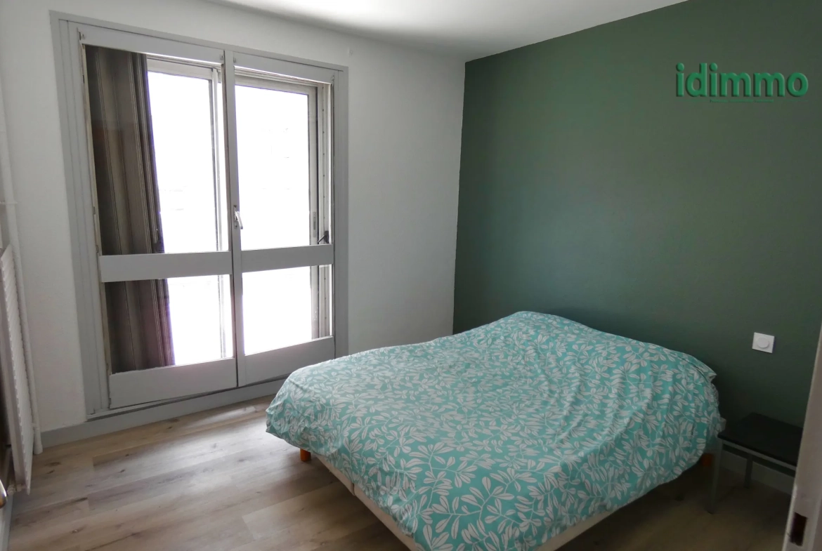 Appartement T3 rénové avec terrasse, parking sécurisé et cave à Aurillac 