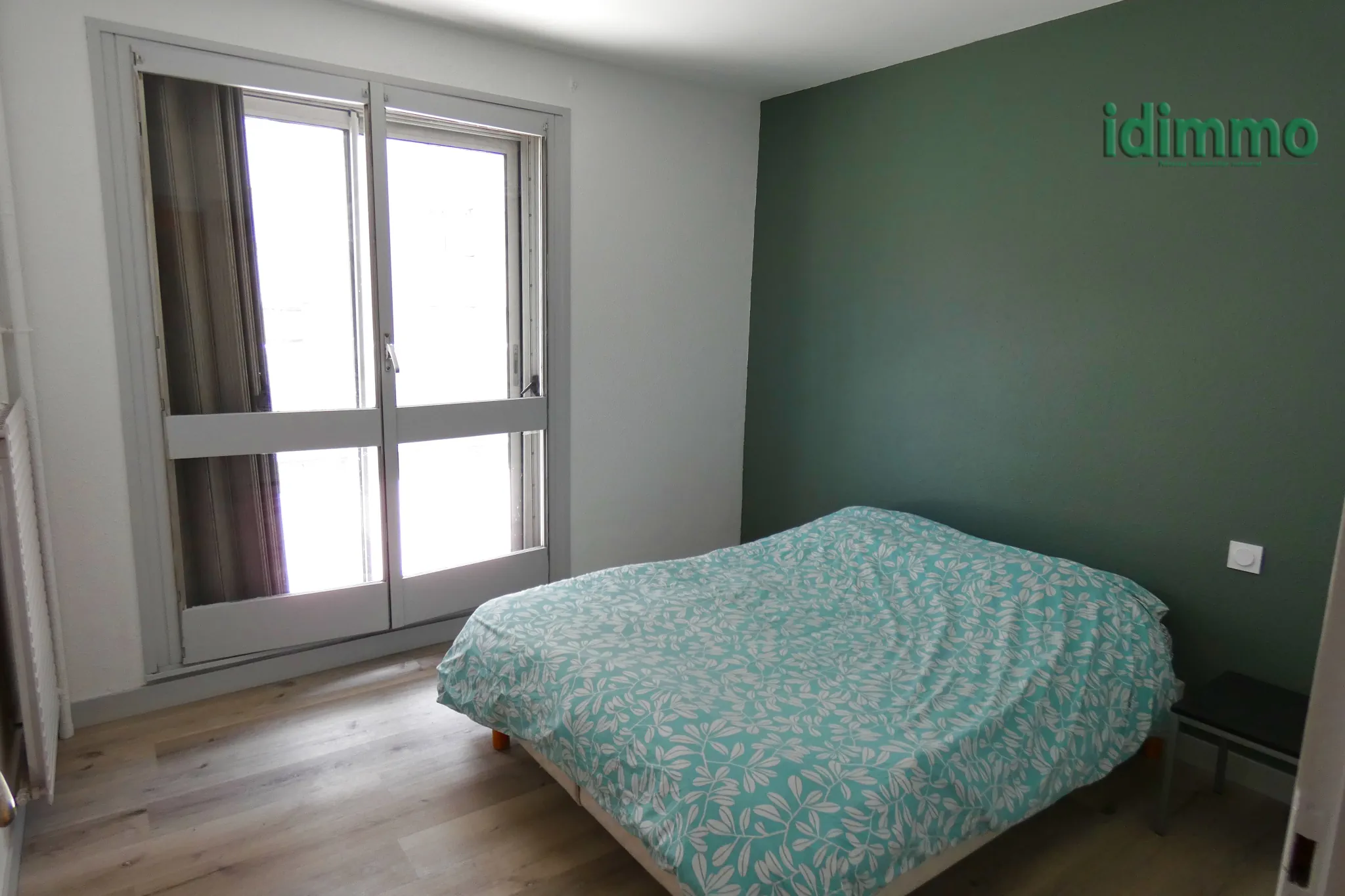 Appartement T3 rénové avec terrasse, parking sécurisé et cave à Aurillac 