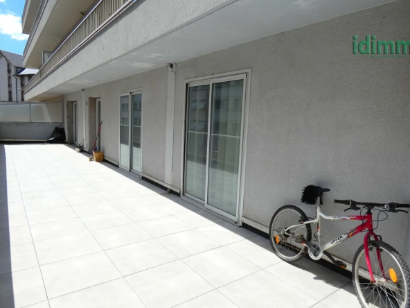 Appartement T3 rénové avec terrasse, parking sécurisé et cave à Aurillac