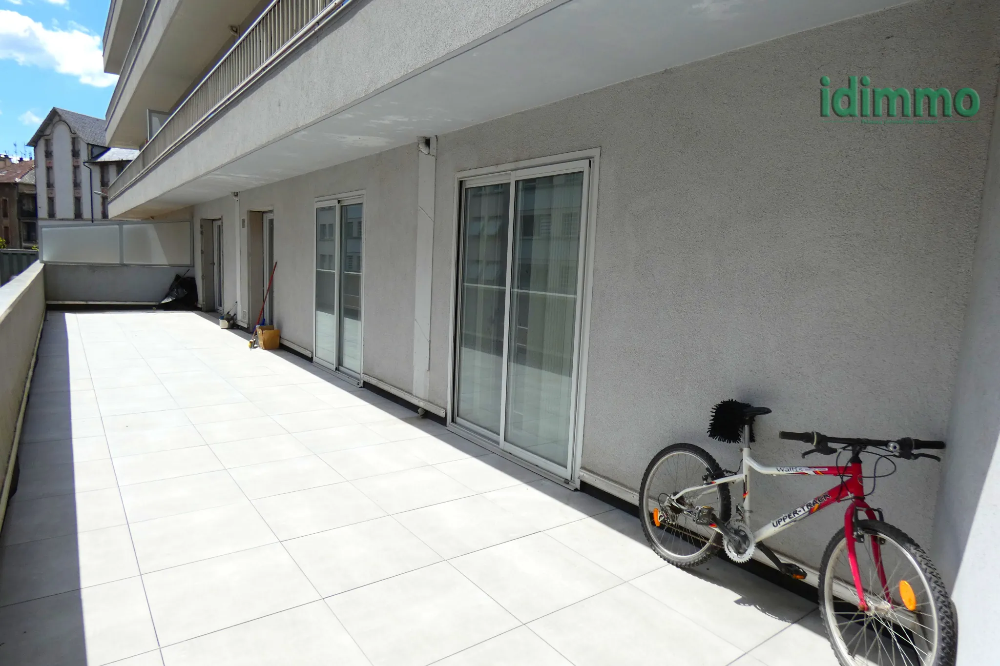 Appartement T3 rénové avec terrasse, parking sécurisé et cave à Aurillac 