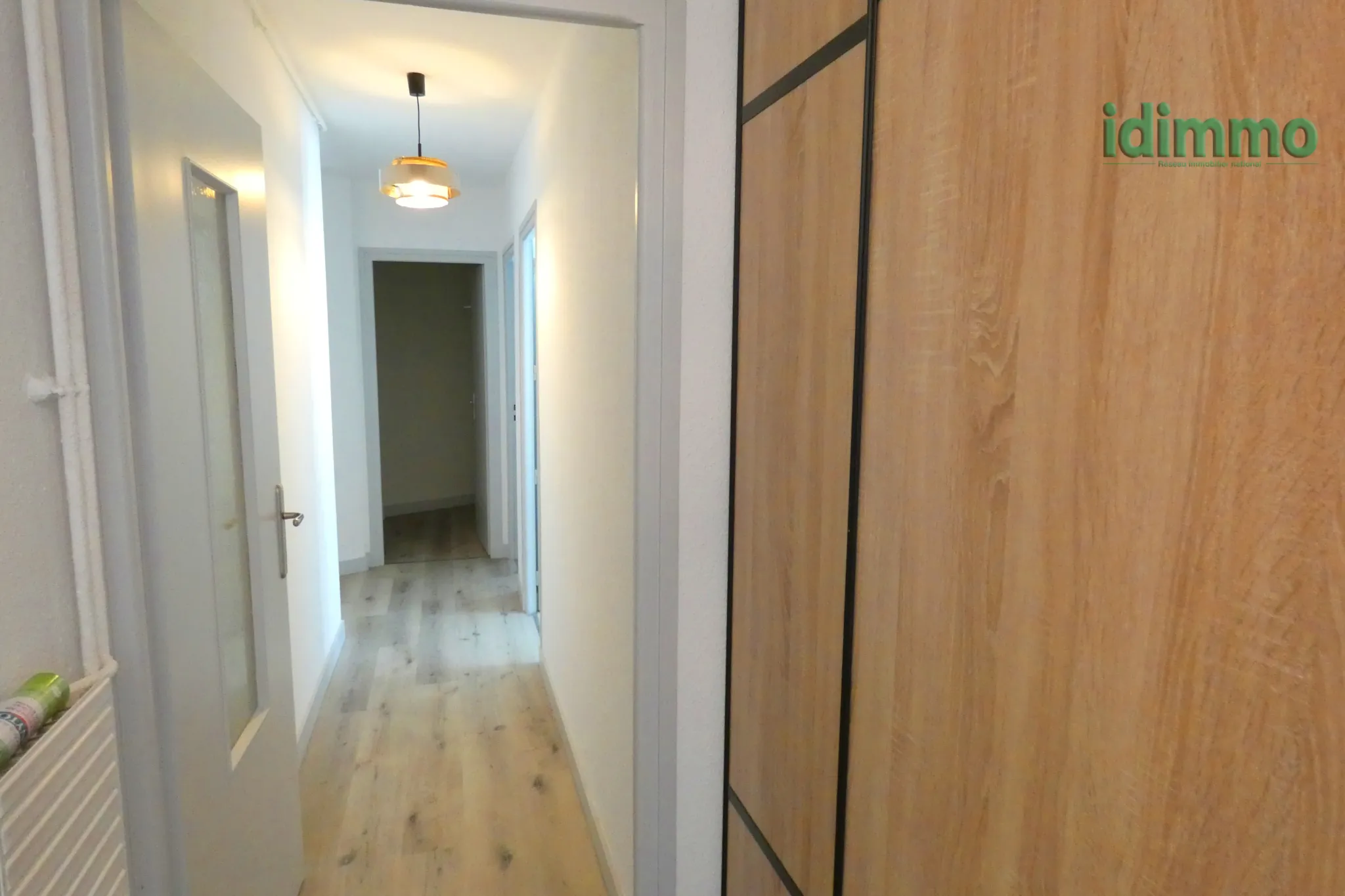 Appartement T3 rénové avec terrasse, parking sécurisé et cave à Aurillac 