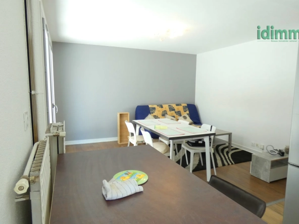 Appartement T3 rénové avec terrasse, parking sécurisé et cave à Aurillac 