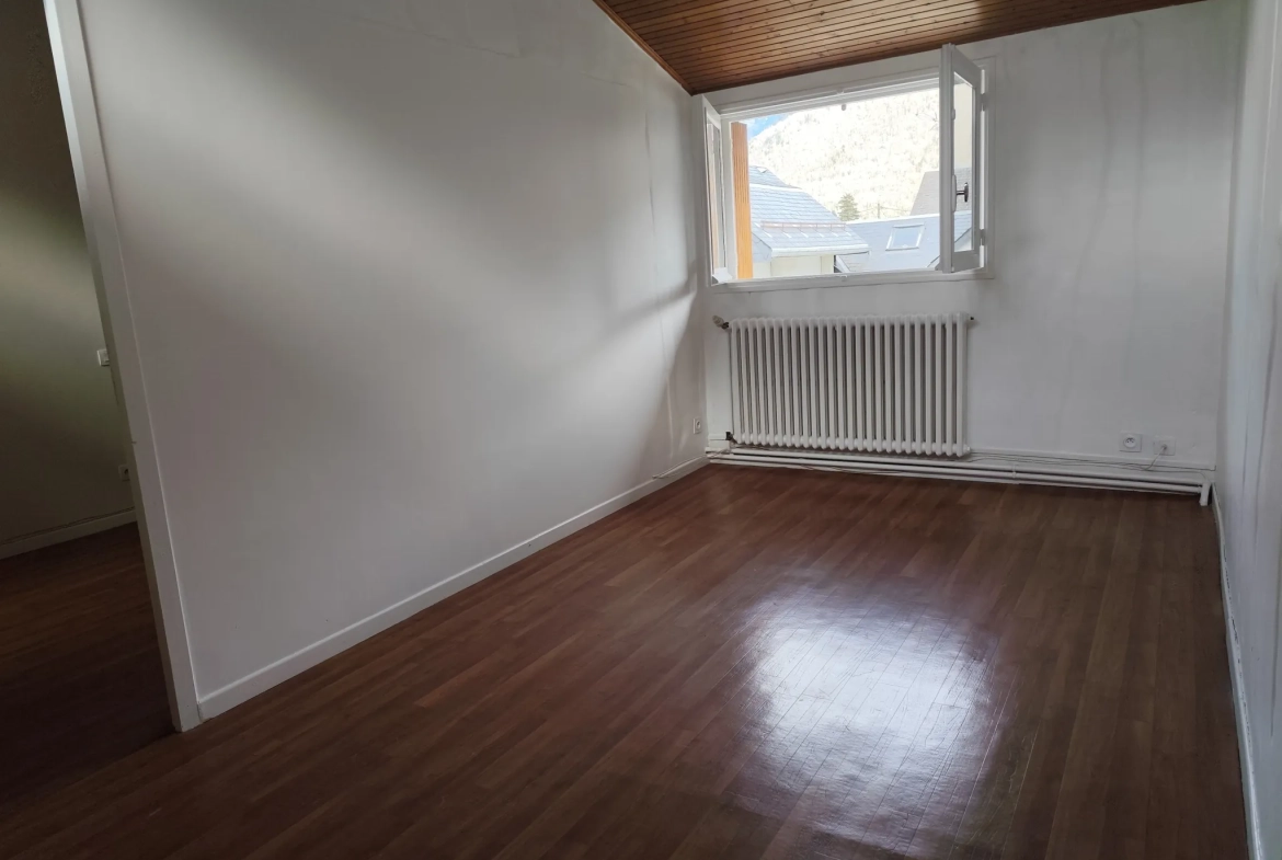 Maison de 75 m² en centre-ville de Bagnères de Luchon avec terrasse et vue dégagée 