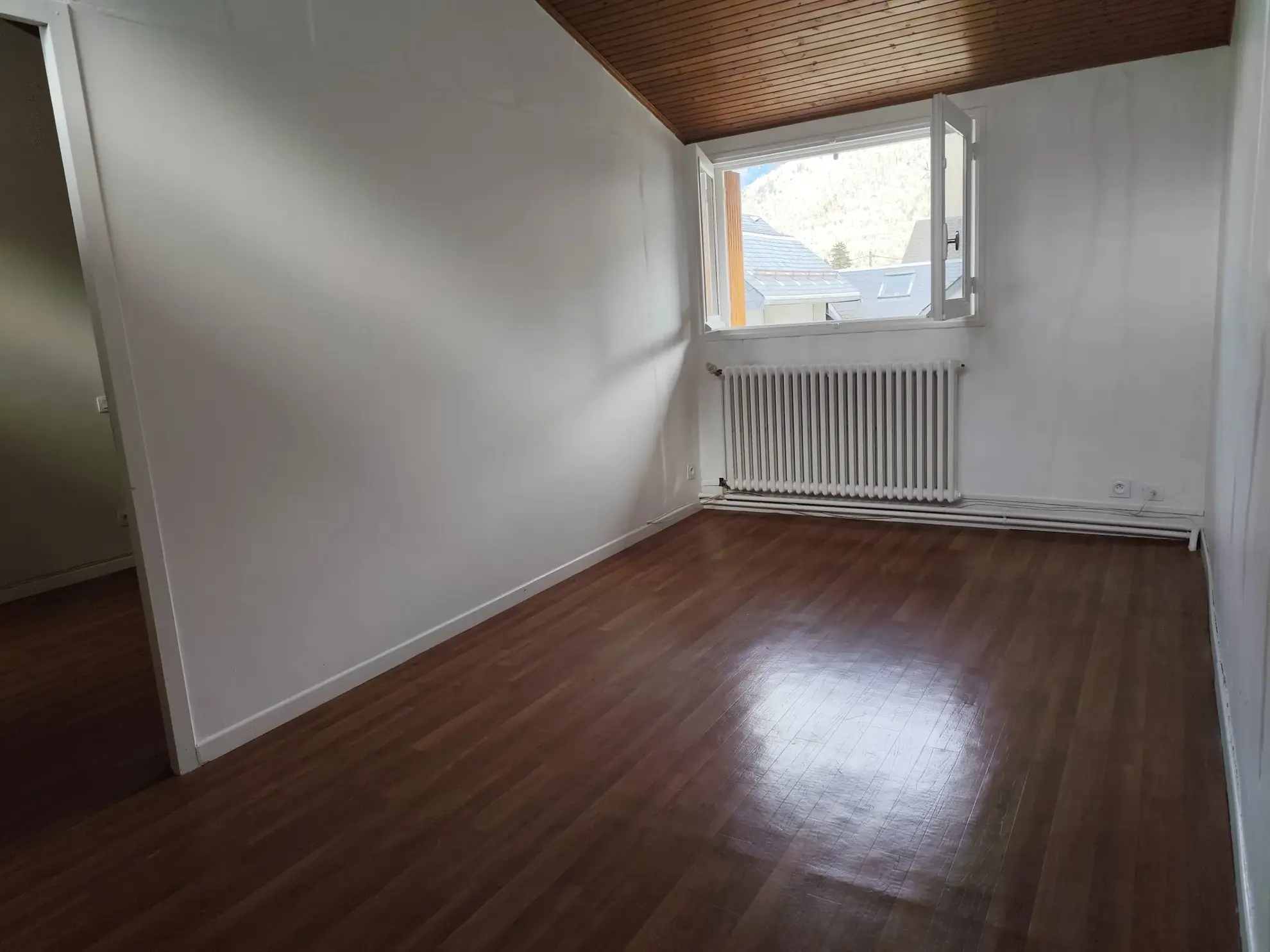 Maison de 75 m² en centre-ville de Bagnères de Luchon avec terrasse et vue dégagée 
