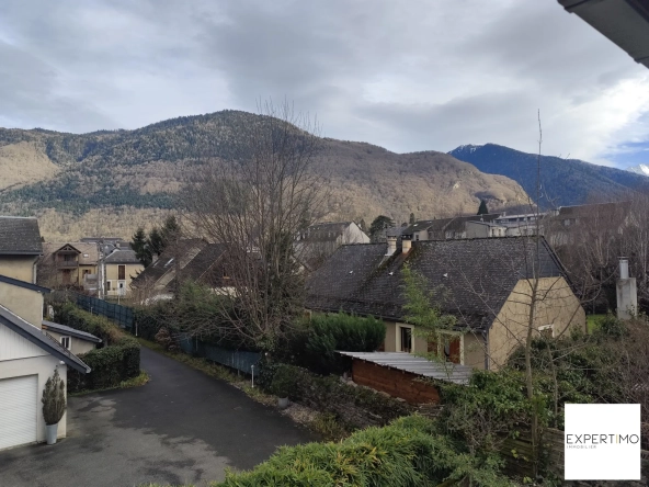 Maison de 75 m² en centre-ville de Bagnères de Luchon avec terrasse et vue dégagée