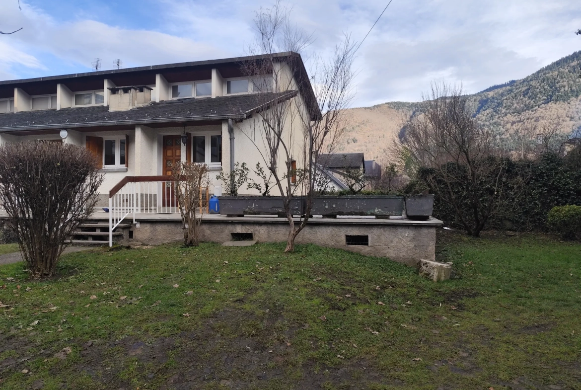 Maison de 75 m² en centre-ville de Bagnères de Luchon avec terrasse et vue dégagée 