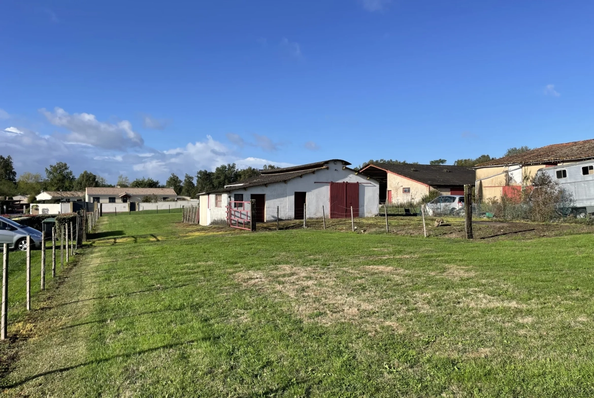 Terrain constructible de 1779 m² avec hangar à Souméras proche Montendre 