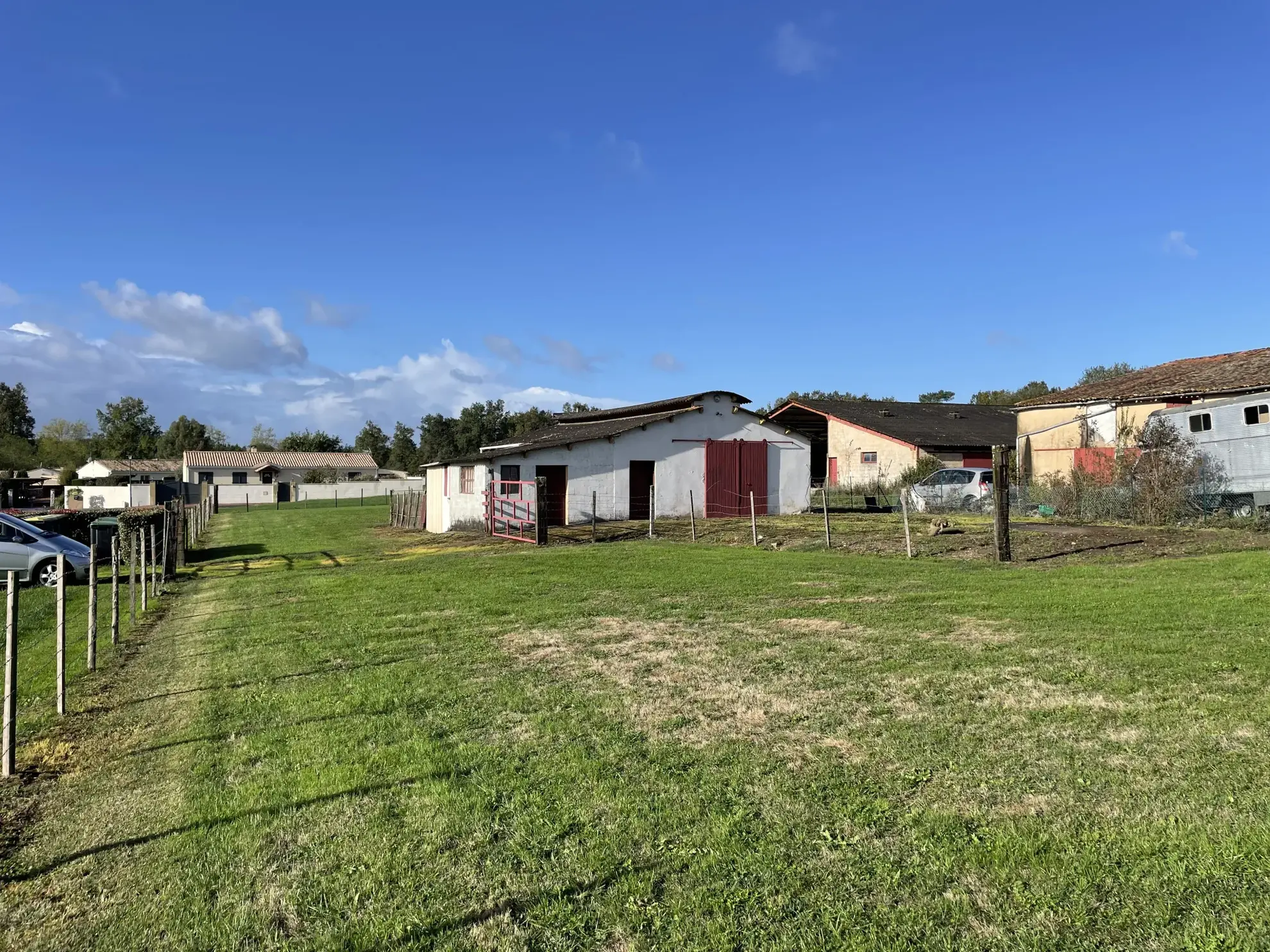 Terrain constructible de 1779 m² avec hangar à Souméras proche Montendre 