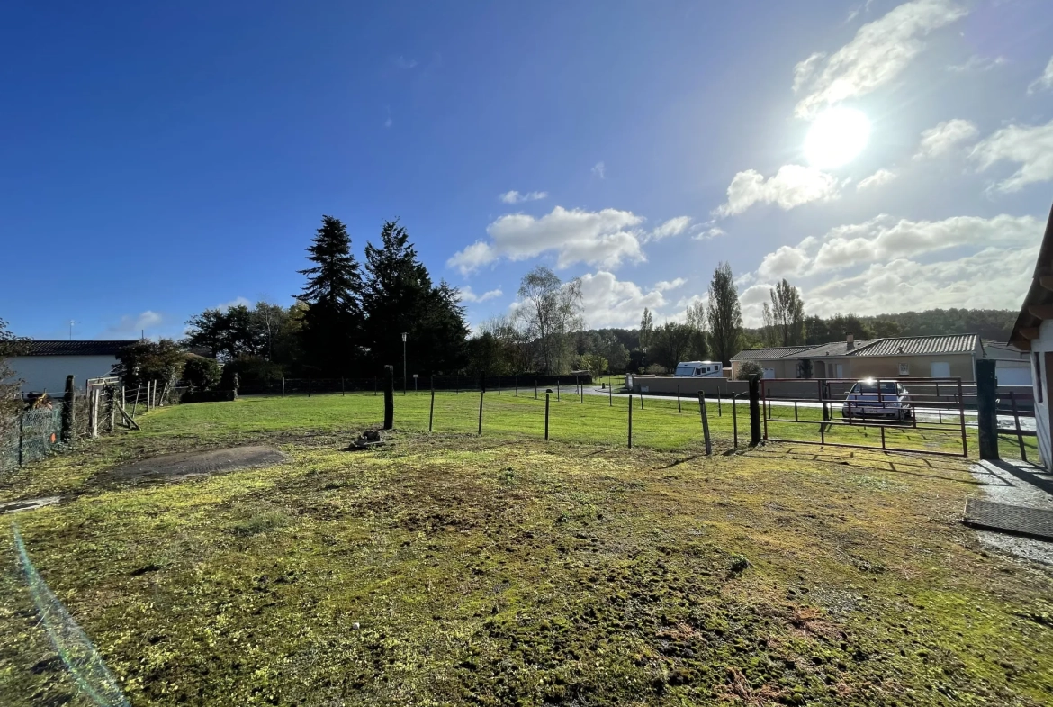 Terrain constructible de 1779 m² avec hangar à Souméras proche Montendre 