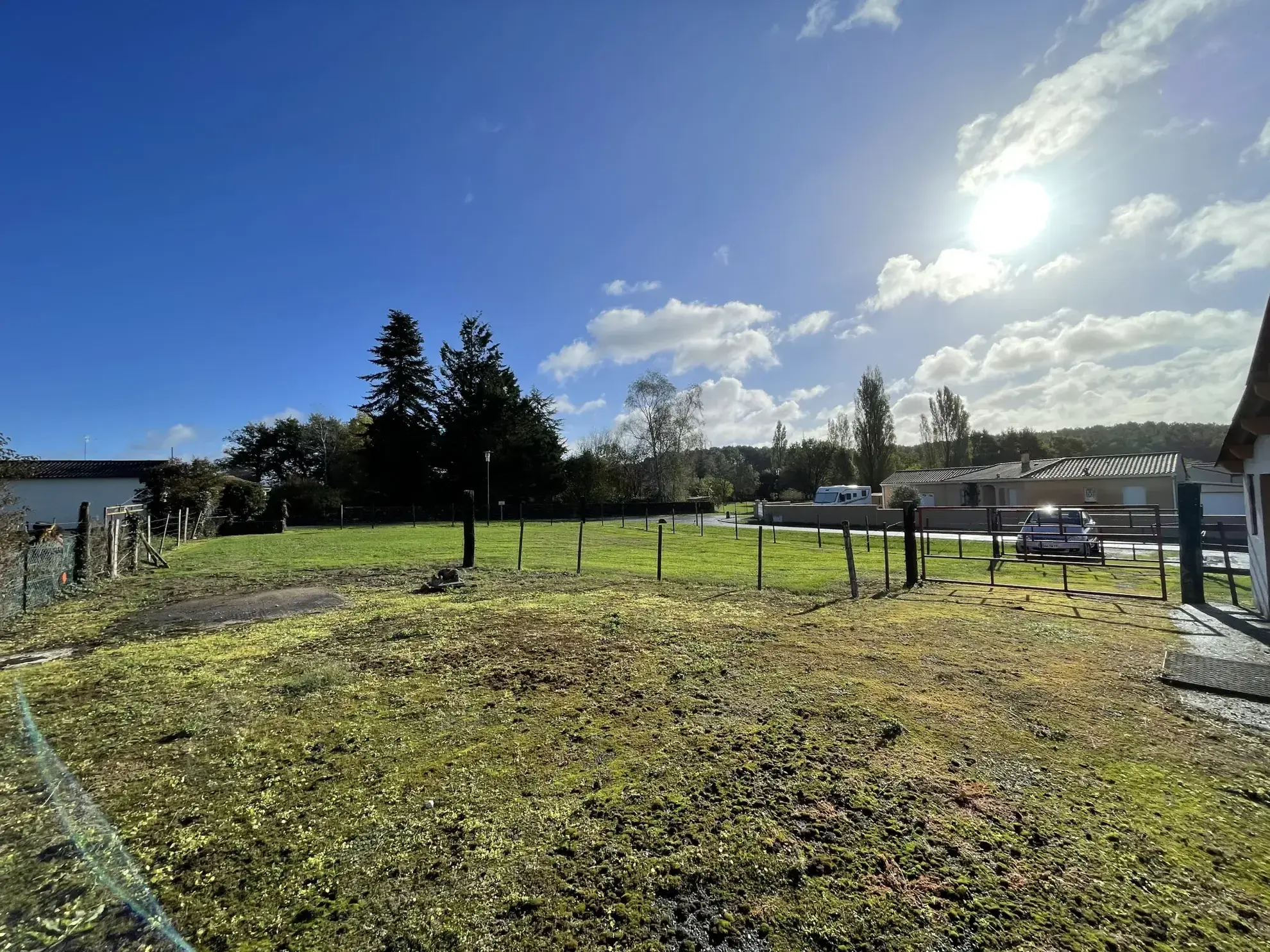 Terrain constructible de 1779 m² avec hangar à Souméras proche Montendre 