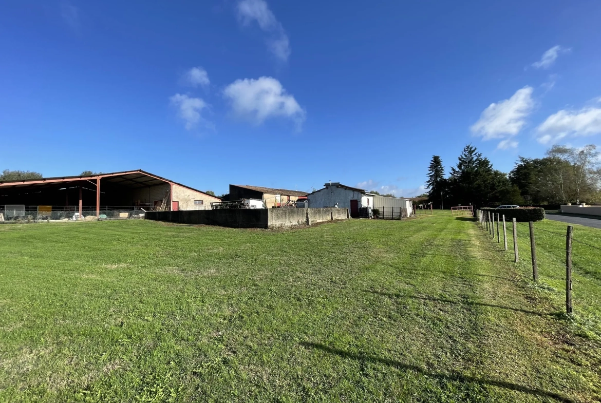 Terrain constructible de 1779 m² avec hangar à Souméras proche Montendre 