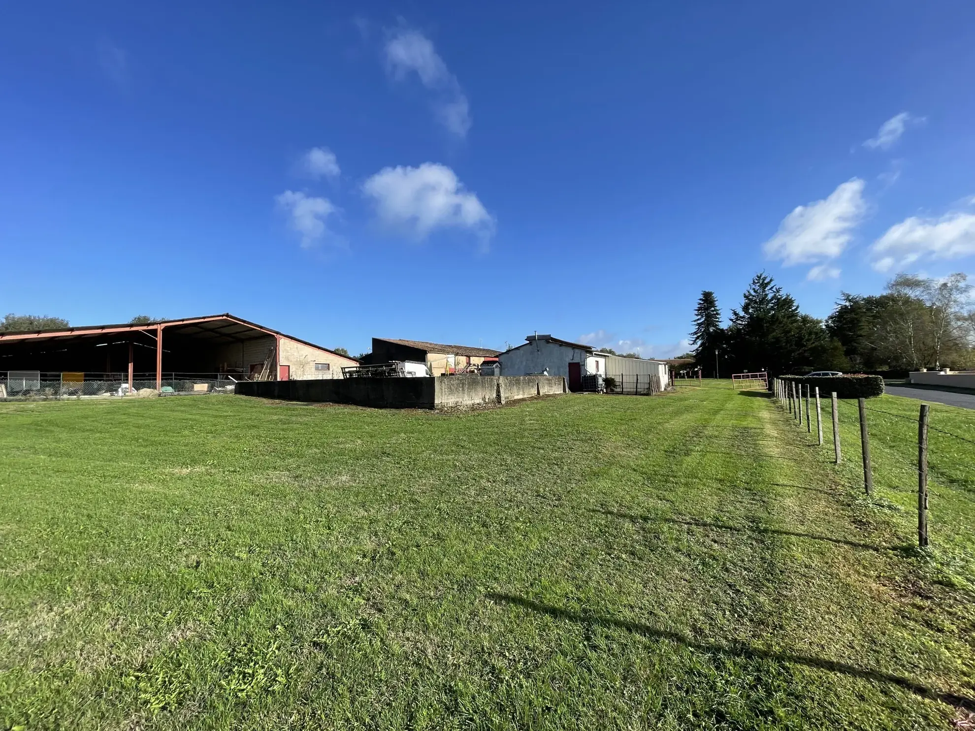 Terrain constructible de 1779 m² avec hangar à Souméras proche Montendre 