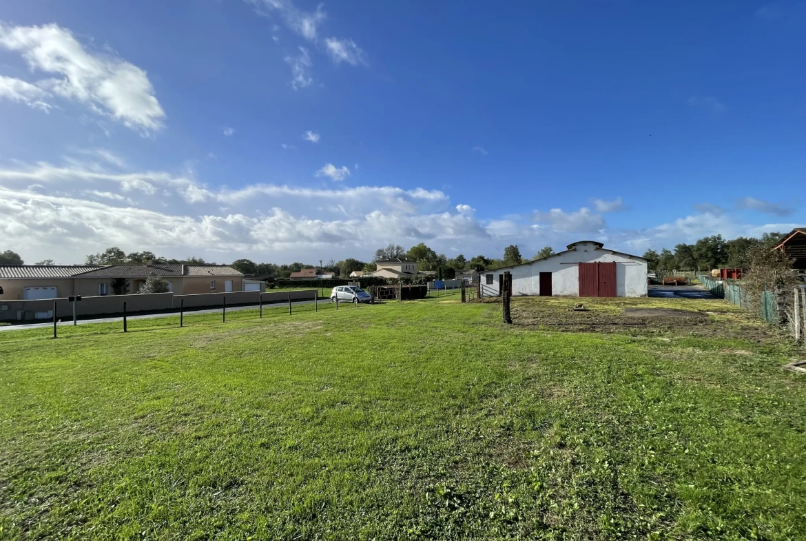 Terrain constructible de 1779 m² avec hangar à Souméras proche Montendre 