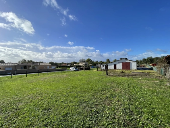 Terrain constructible de 1779 m² avec hangar à Souméras proche Montendre