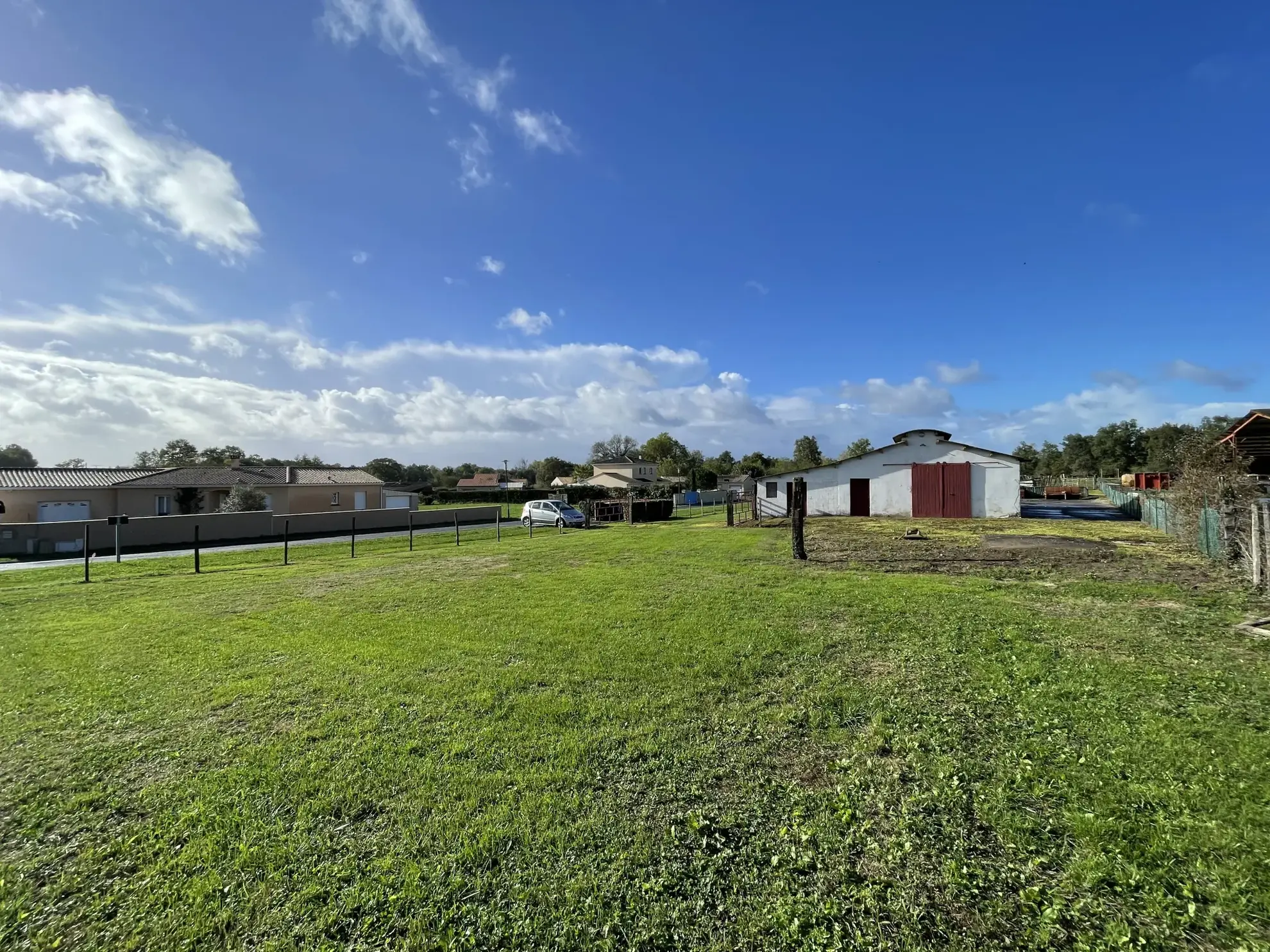 Terrain constructible de 1779 m² avec hangar à Souméras proche Montendre 