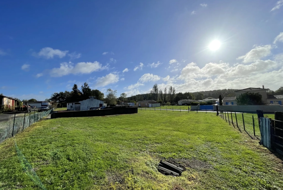 Terrain constructible de 1779 m² avec hangar à Souméras proche Montendre 