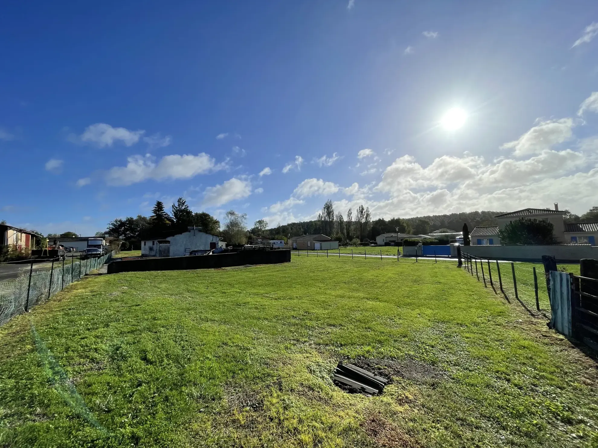Terrain constructible de 1779 m² avec hangar à Souméras proche Montendre 