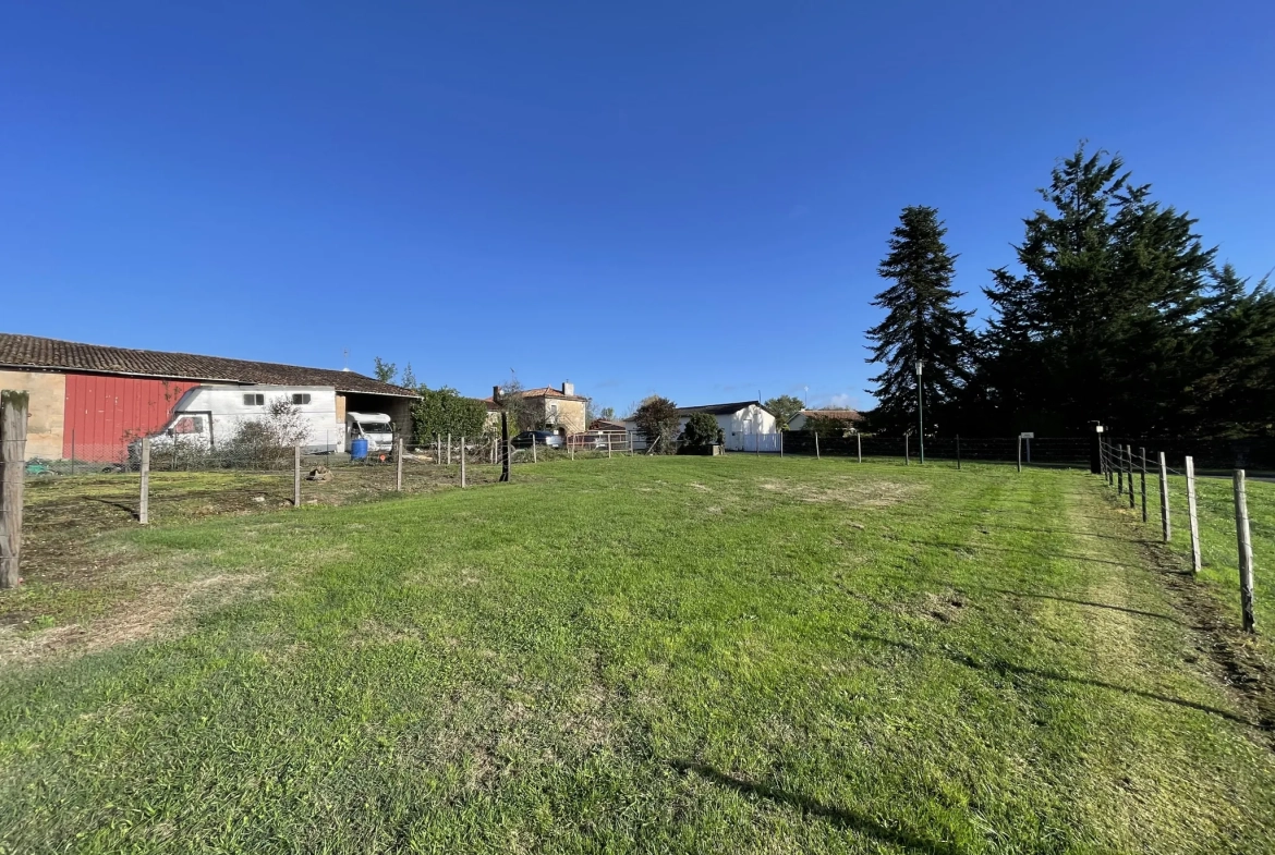 Terrain constructible de 1779 m² avec hangar à Souméras proche Montendre 