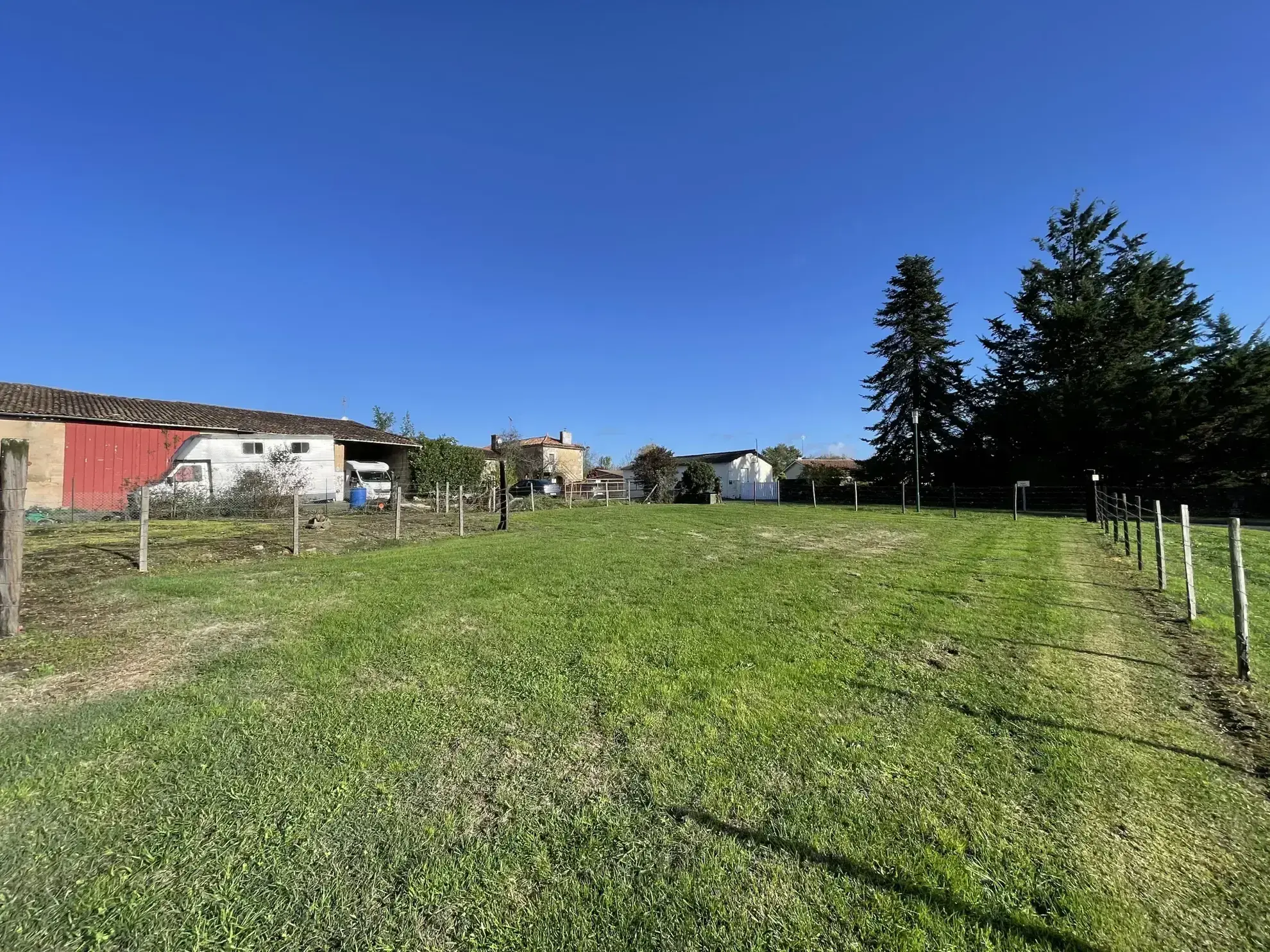 Terrain constructible de 1779 m² avec hangar à Souméras proche Montendre 