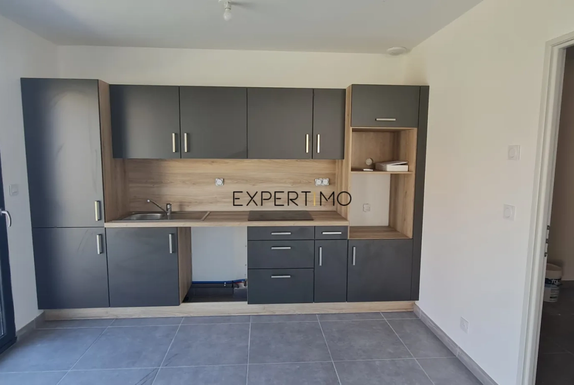 Villa neuve à étage à Beziers avec 4 chambres, terrasse et garage privé 