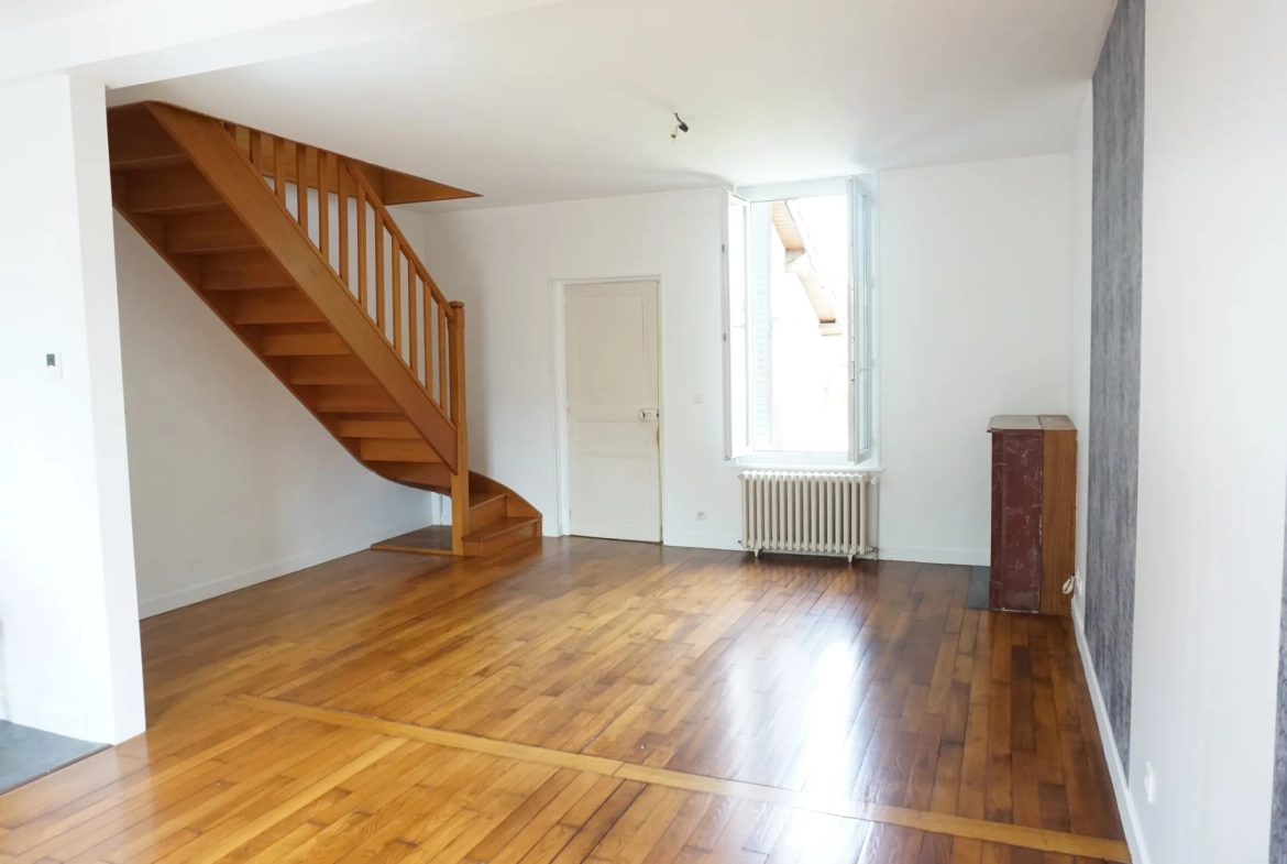Maison de village avec grand jardin à Luzy - 85 m² 