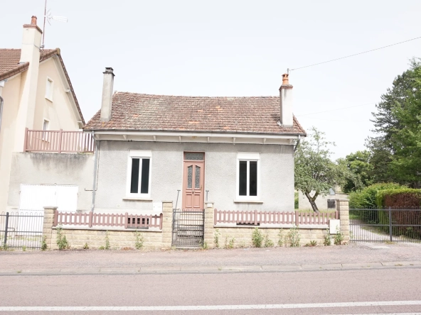 Maison de village avec jardin, garage et terrasse à Luzy