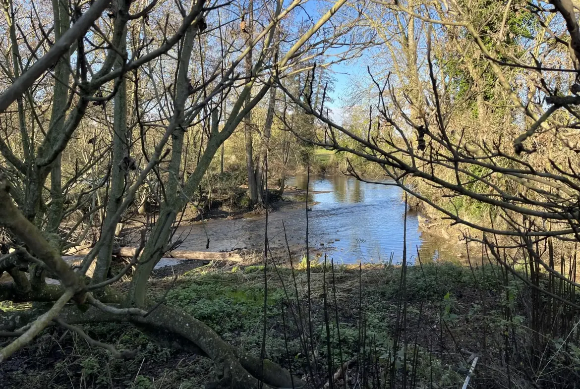 Maison de caractère de 130 m² en bordure de rivière à Taizé 