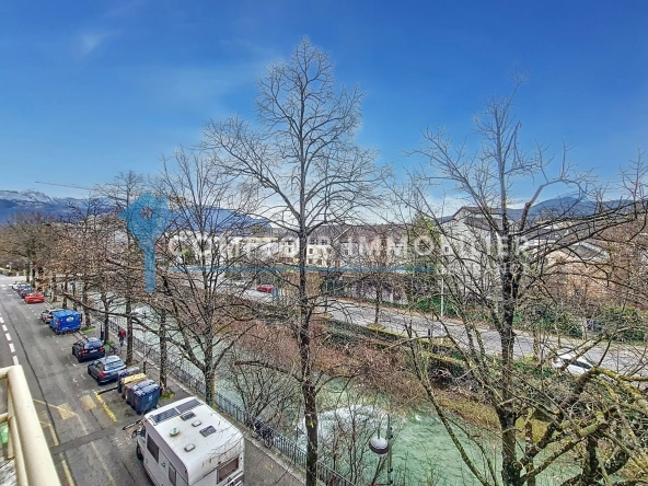 Terrain constructible plat à vendre à La Clisse - 842 m²