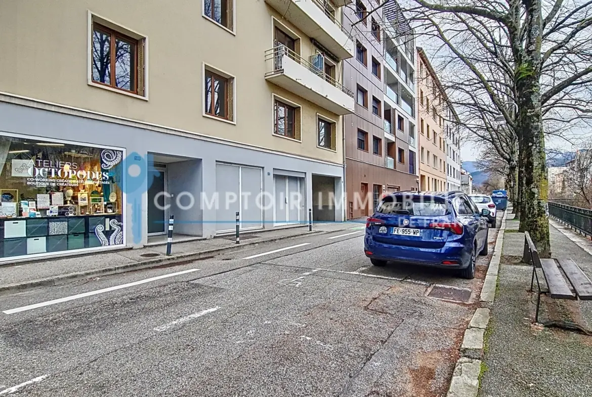 Terrain constructible plat à vendre à La Clisse - 842 m² 