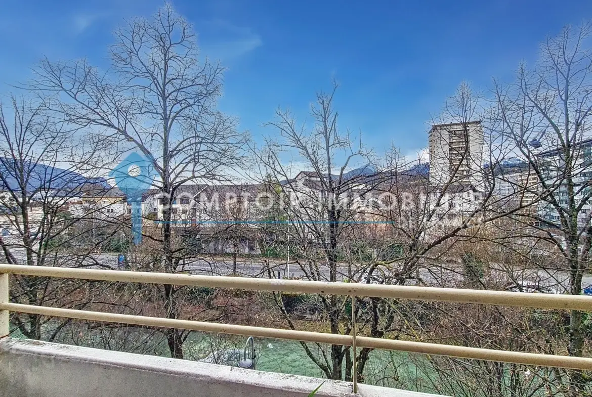 Terrain constructible plat à vendre à La Clisse - 842 m² 