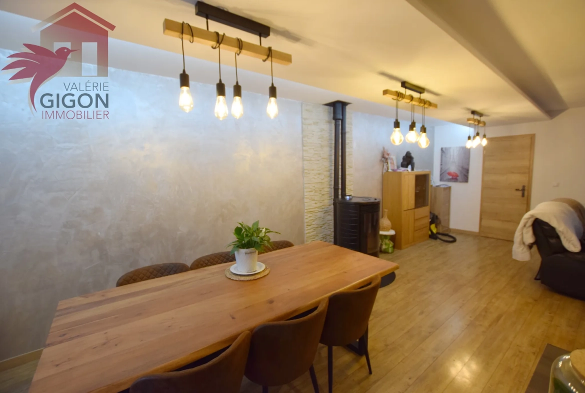 Charmante maison rénovée avec piscine et jardin clos à VIEUX-CHARMONT, proche commerces et A36 
