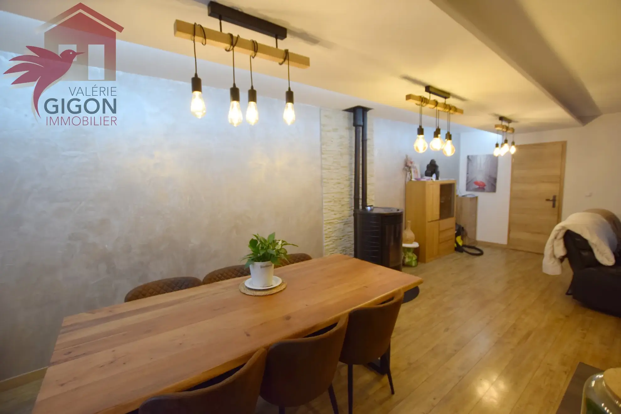 Charmante maison rénovée avec piscine et jardin clos à VIEUX-CHARMONT, proche commerces et A36 