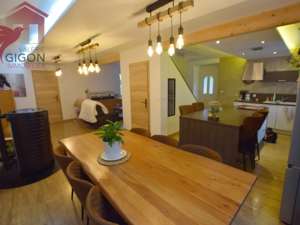 Charmante maison rénovée avec piscine et jardin clos à VIEUX-CHARMONT, proche commerces et A36