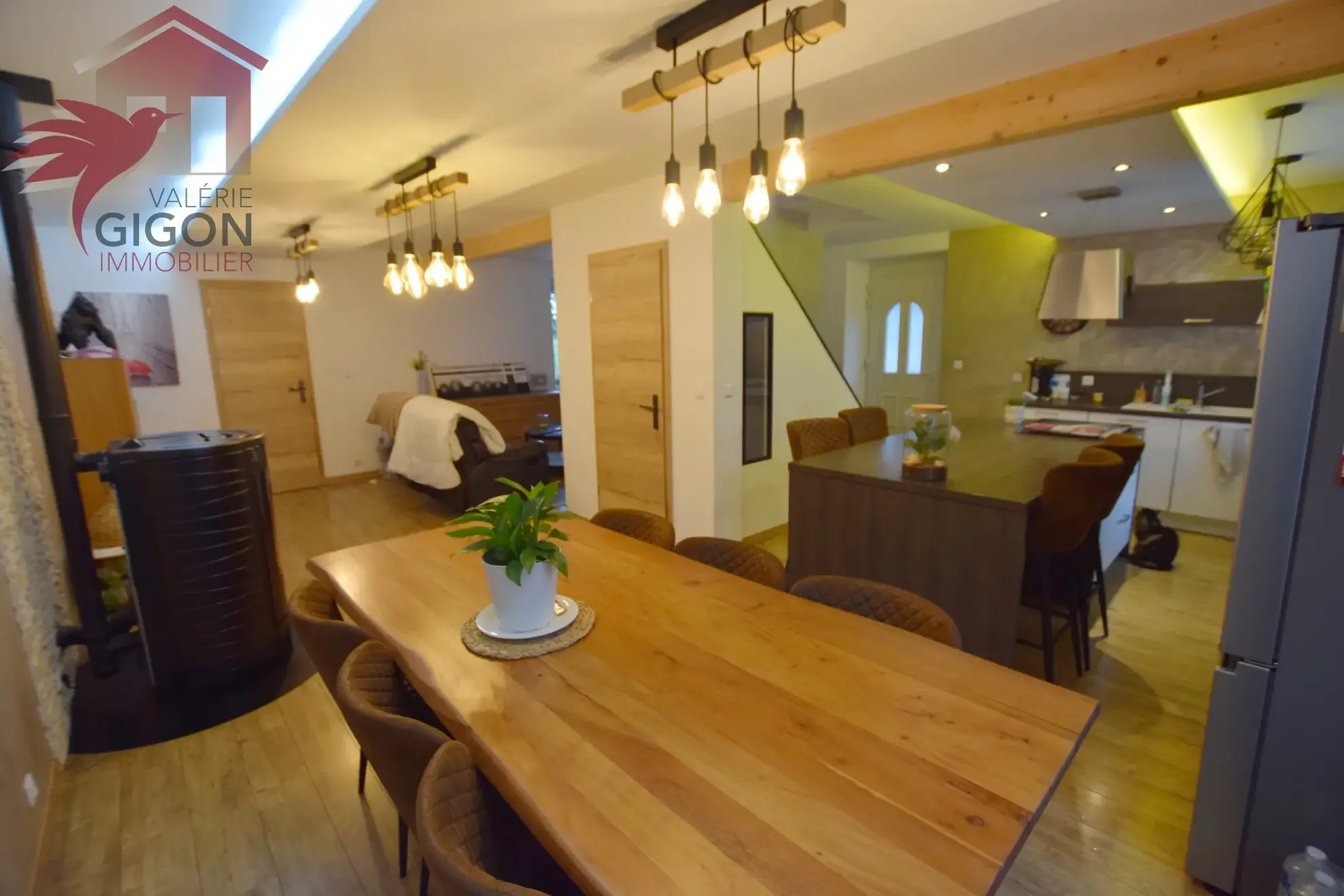 Charmante maison rénovée avec piscine et jardin clos à VIEUX-CHARMONT, proche commerces et A36 