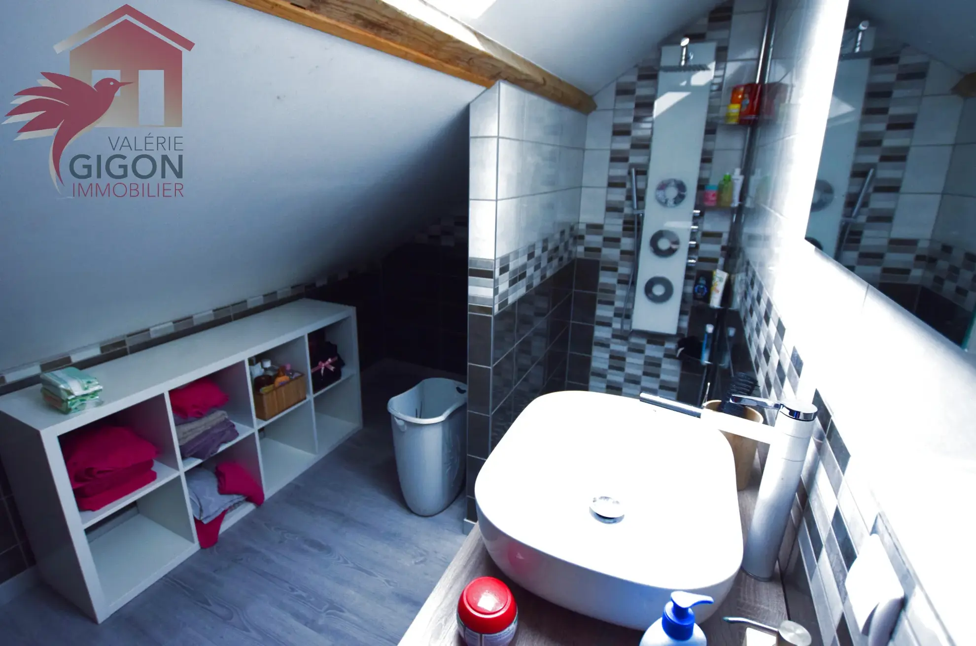 Charmante maison rénovée avec piscine et jardin clos à VIEUX-CHARMONT, proche commerces et A36 