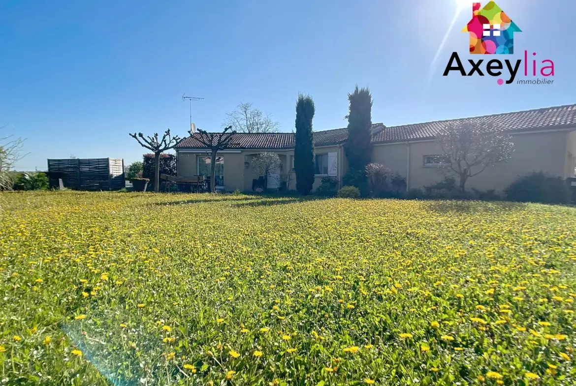 Maison de plain-pied avec quatre chambres, piscine et grand terrain à Saint-Romain-la-Motte 