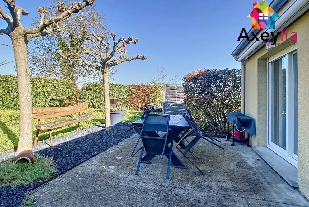 Maison de plain-pied avec quatre chambres, piscine et grand terrain à Saint-Romain-la-Motte 