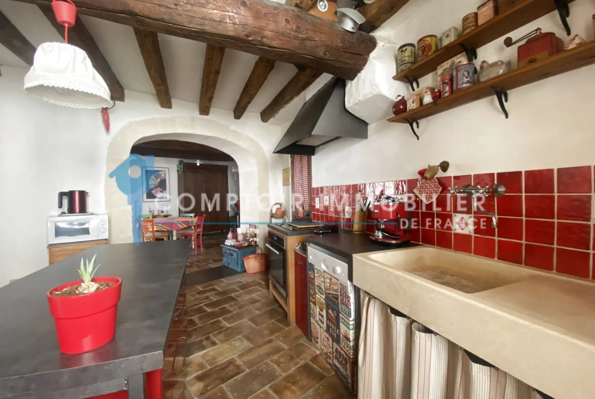 À vendre maison de village rénovée avec terrasse et parking à Meynes 
