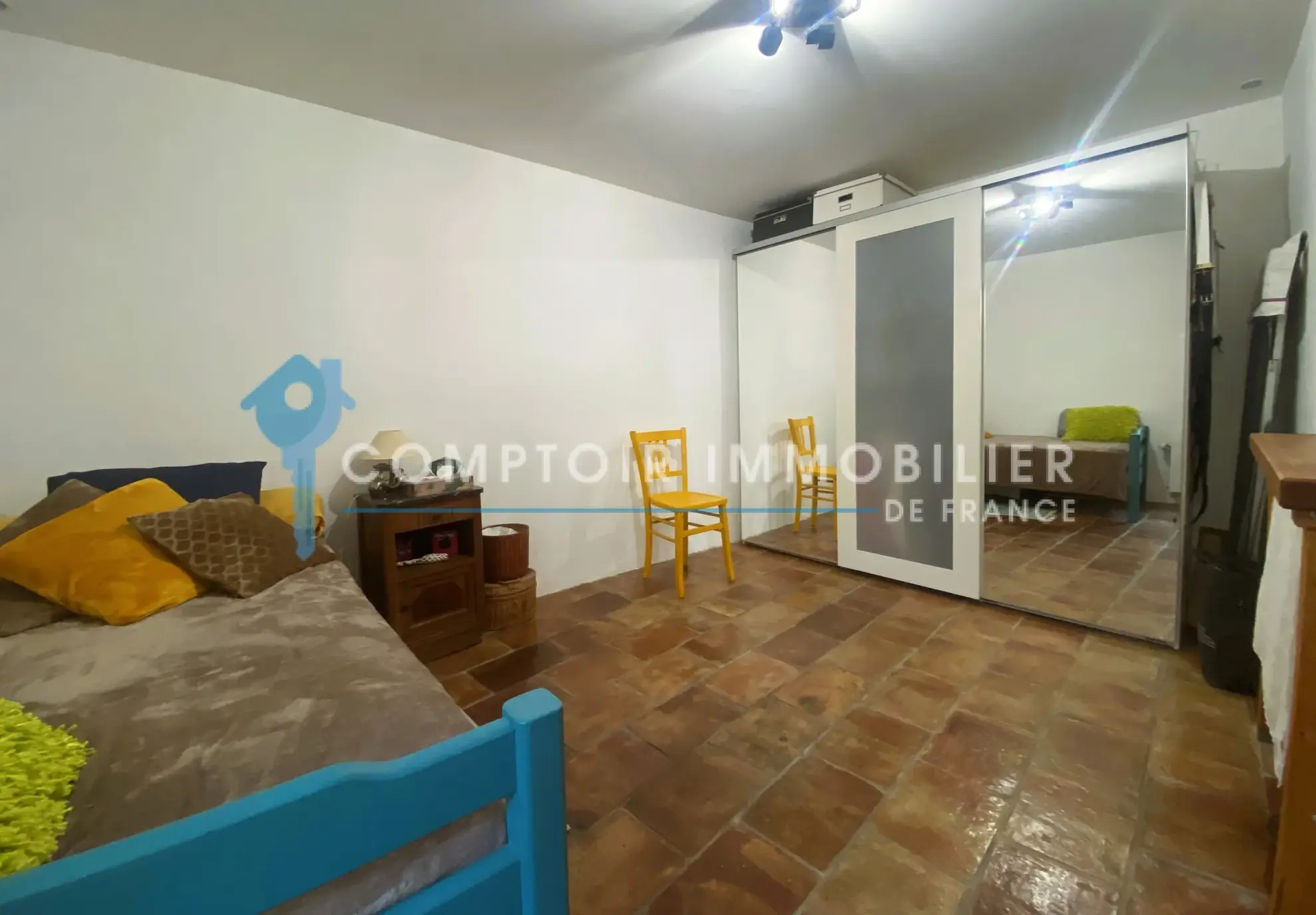 À vendre maison de village rénovée avec terrasse et parking à Meynes 