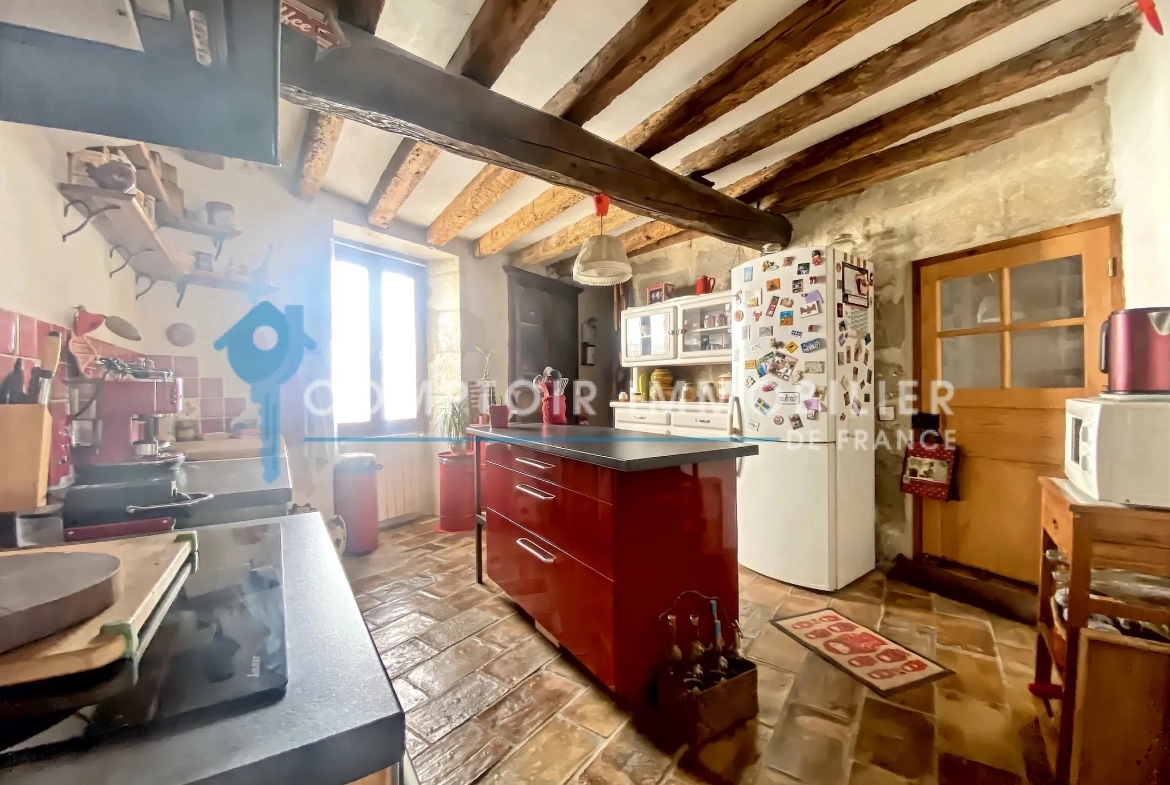 À vendre maison de village rénovée avec terrasse et parking à Meynes 