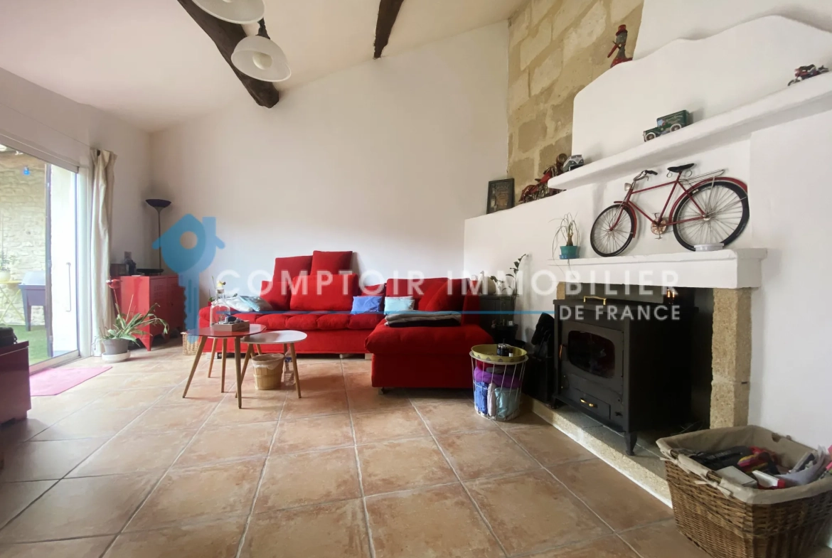 À vendre maison de village rénovée avec terrasse et parking à Meynes 