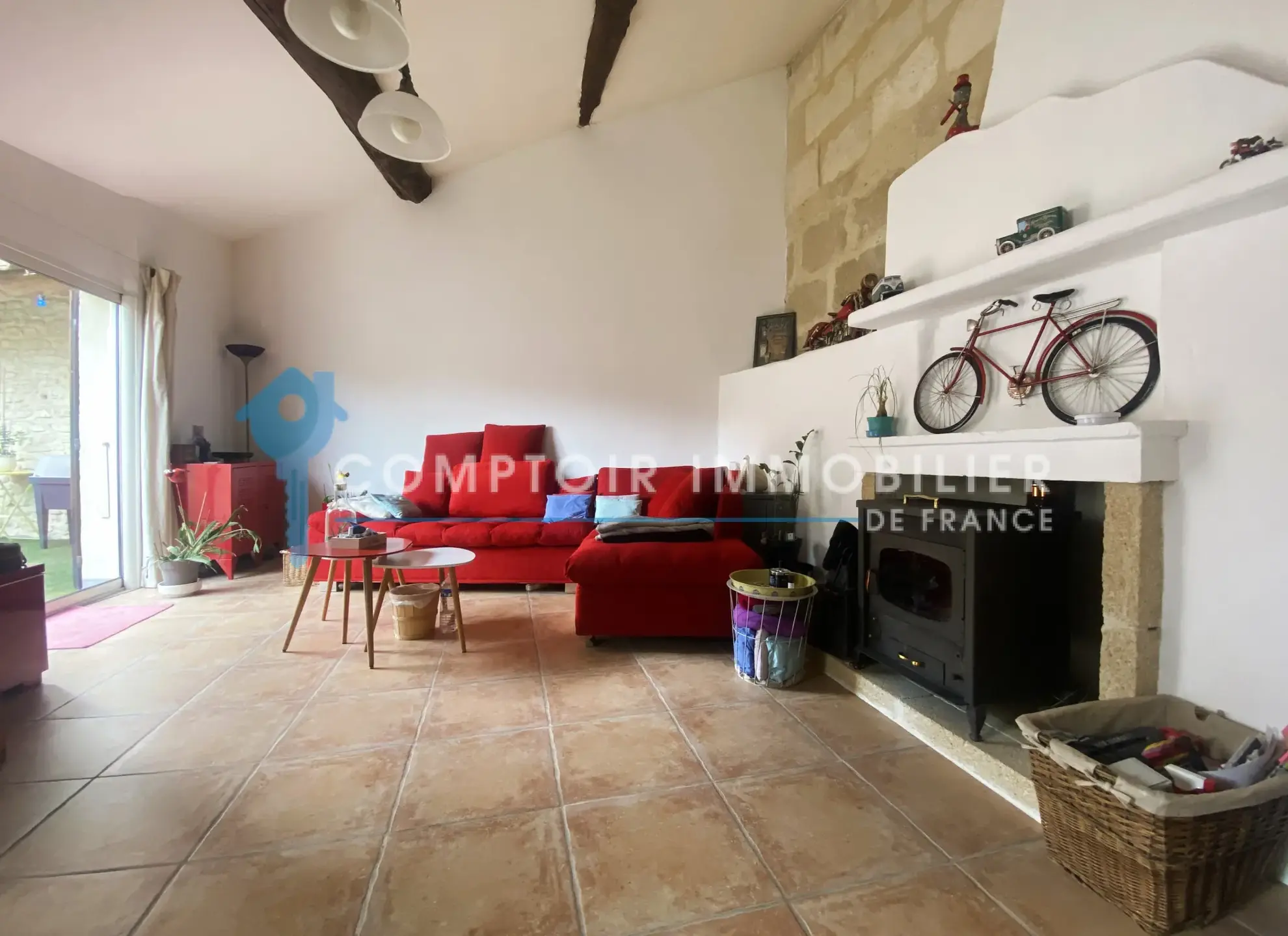 À vendre maison de village rénovée avec terrasse et parking à Meynes 