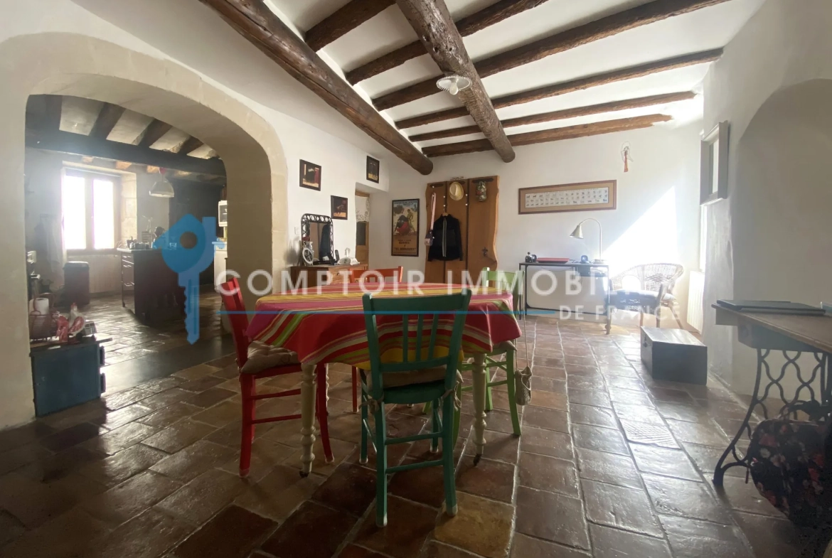 À vendre maison de village rénovée avec terrasse et parking à Meynes 