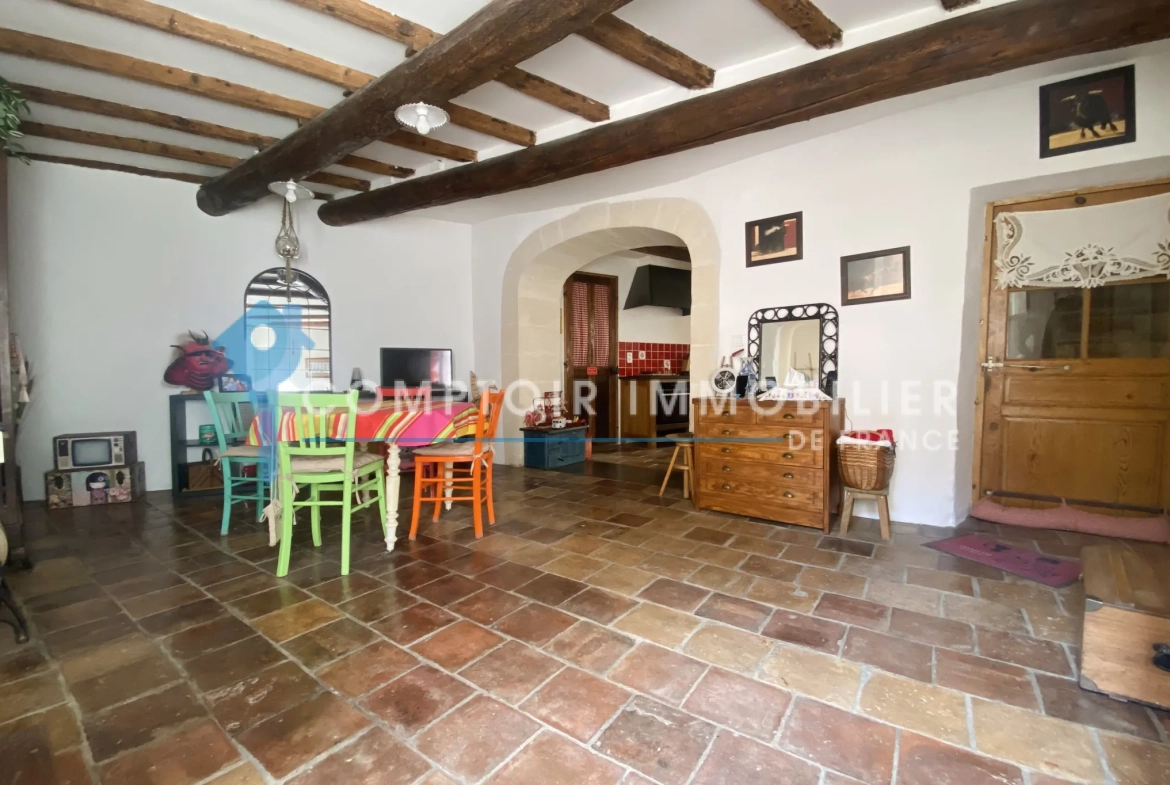 À vendre maison de village rénovée avec terrasse et parking à Meynes 