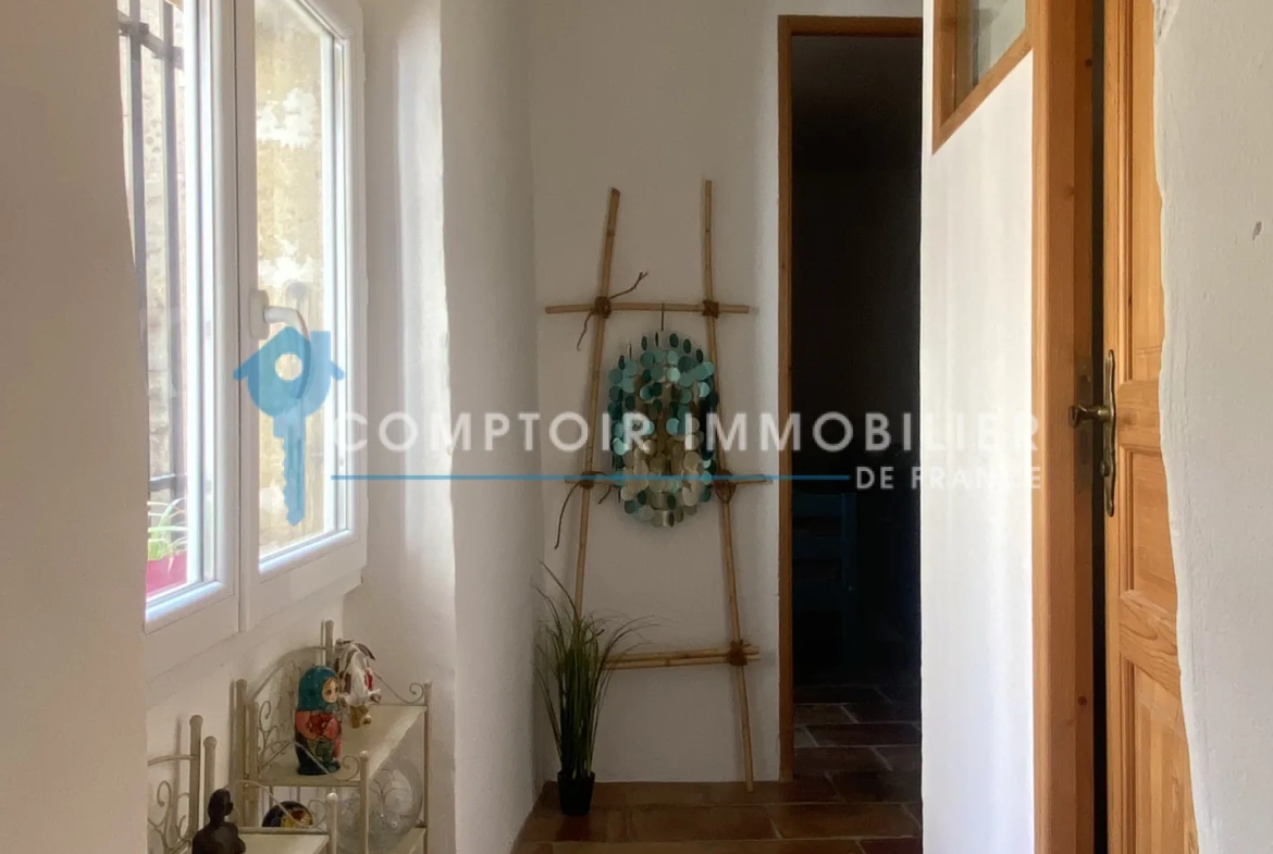 À vendre maison de village rénovée avec terrasse et parking à Meynes 