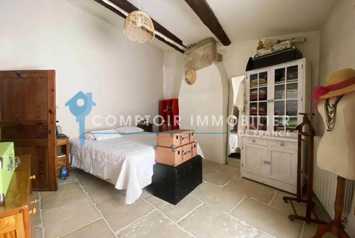 À vendre maison de village rénovée avec terrasse et parking à Meynes 