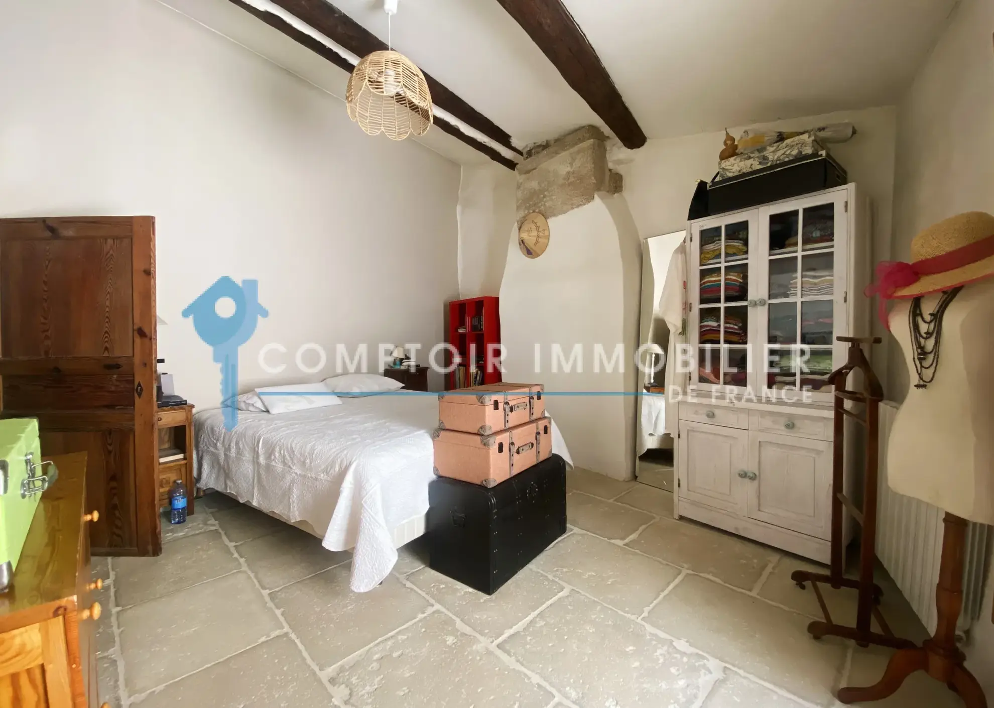 À vendre maison de village rénovée avec terrasse et parking à Meynes 