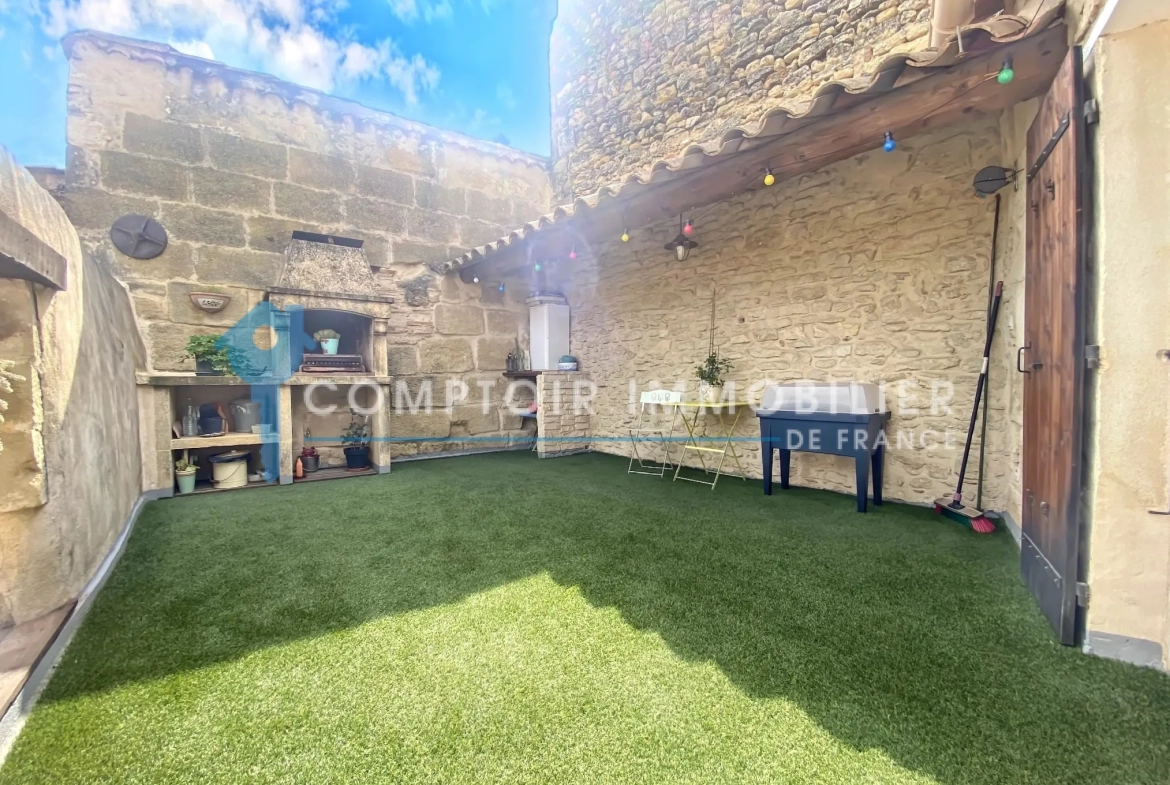À vendre maison de village rénovée avec terrasse et parking à Meynes 